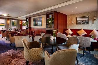 Viva Cruises VIVA RUBY Bar and Lounge 4 ©Viva Cruises.jpg